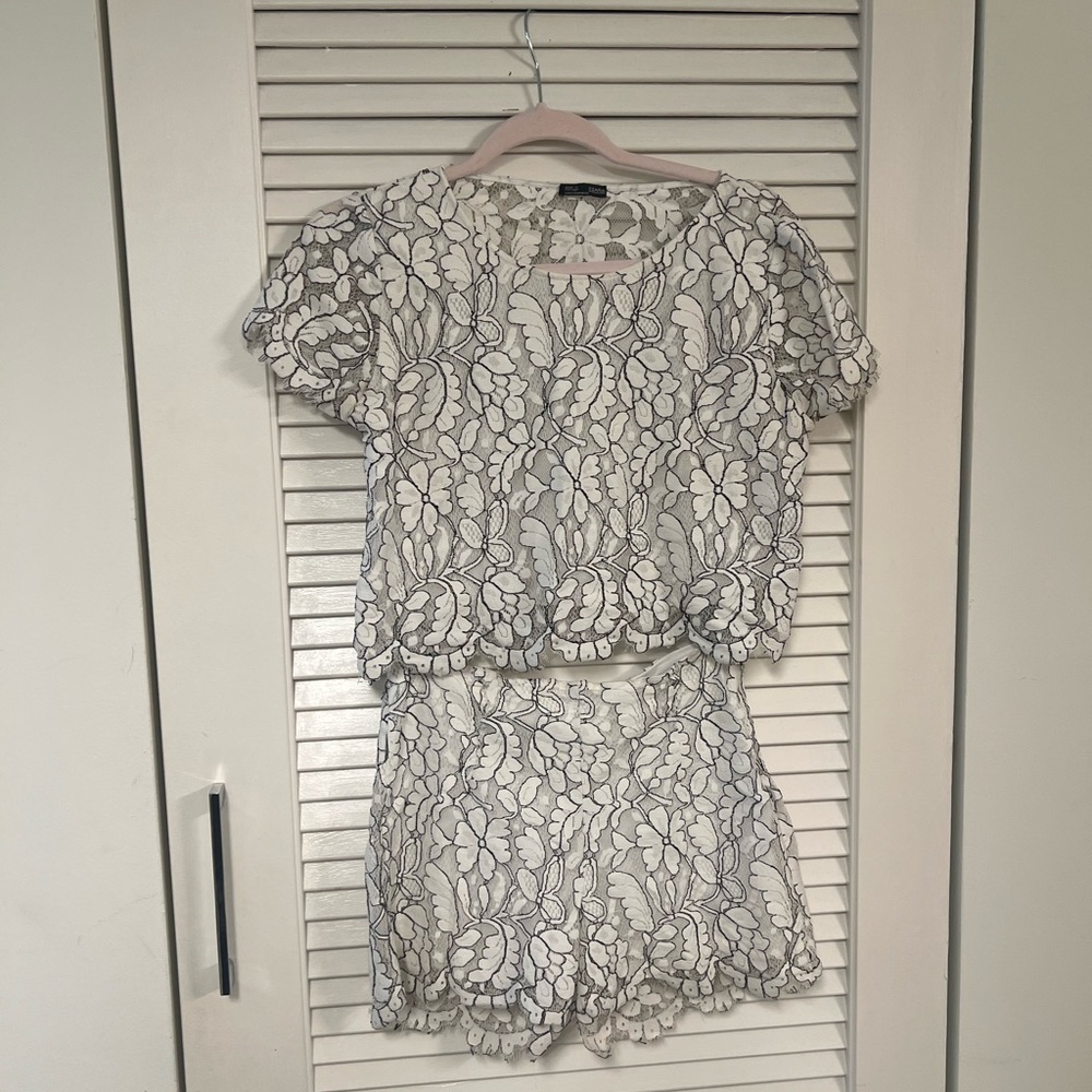 Too small but never worn and perfect condition. Zara two piece.